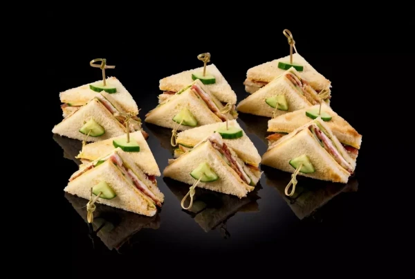 Сэндвичи с курицей и беконом, 12 шт