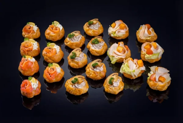 Профитроли с семгой, с грибным муссом и зеленью, с курицей и соусом «Цезарь», 21 шт