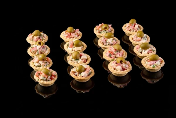 Тарталетки с сыром, тархуном и томатами, 16 шт