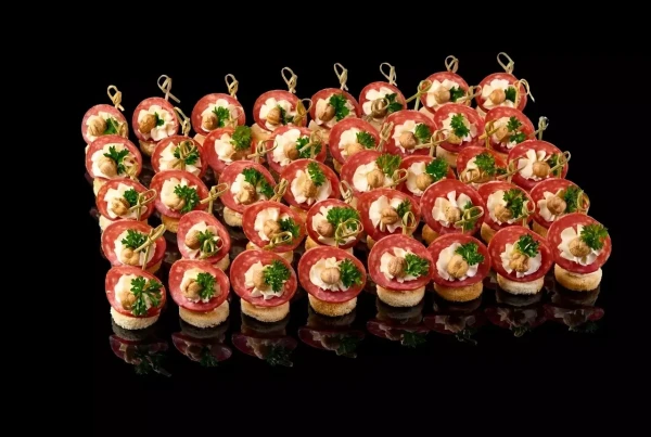 Канапе тост с цветком салями, 40 шт