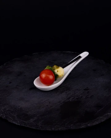 Мини-капрезе с соусом песто, 15 шт.