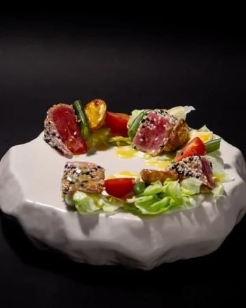 Салат Нисуаз с тунцом в белом и черном кунжуте, 12 шт.