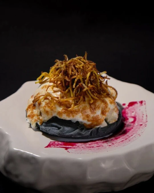 Запеченый судак с корочкой из картофельного хвороста и черное пюре из картофеля (с чернилами каракатицы), 12 шт.
