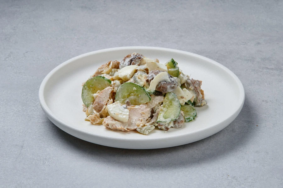 Салат сытный куриный с грибами