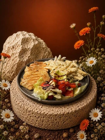 Пене в сливочном соусе Альфредо, с курицей гриль и салатом песто