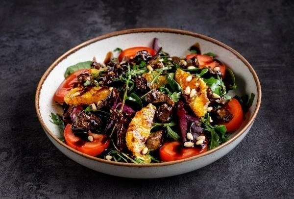 Теплый салат с куриной печенью 
