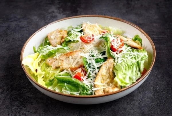 Салат Цезарь с курицей