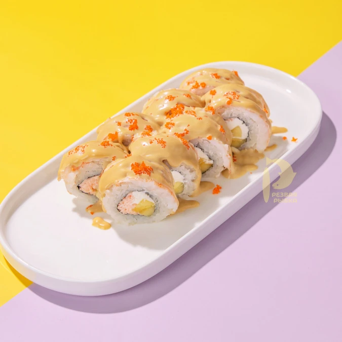 Ролл со сливочным соусом и креветкой