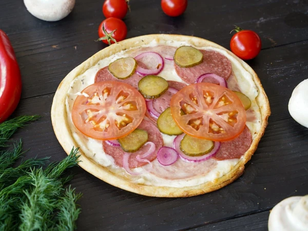 Пицца с солёным огурцом