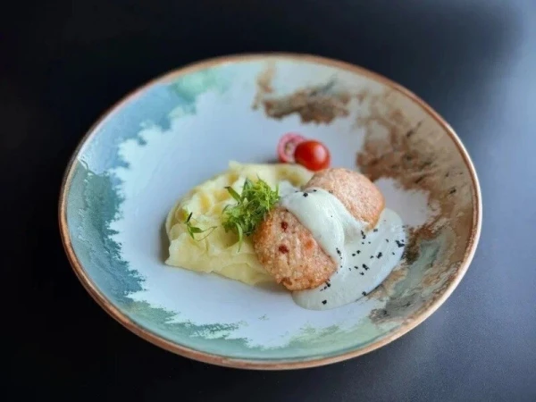Крабовые котлетки с пюре и соусом Шампань.