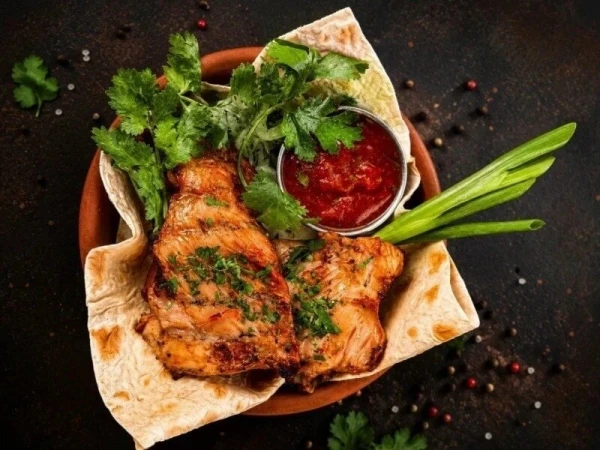 Шашлык из куриного бедра с маринованным луком и аджикой.