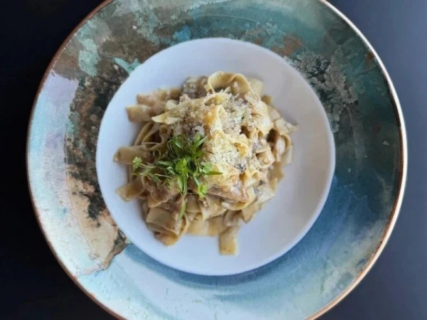Паста с белыми грибами и копченой курицей.