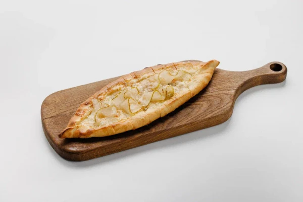 Пиде с сыром, грушей и медом