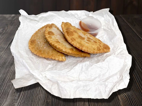 Чебуречки Фри х 3 шт. с соусом