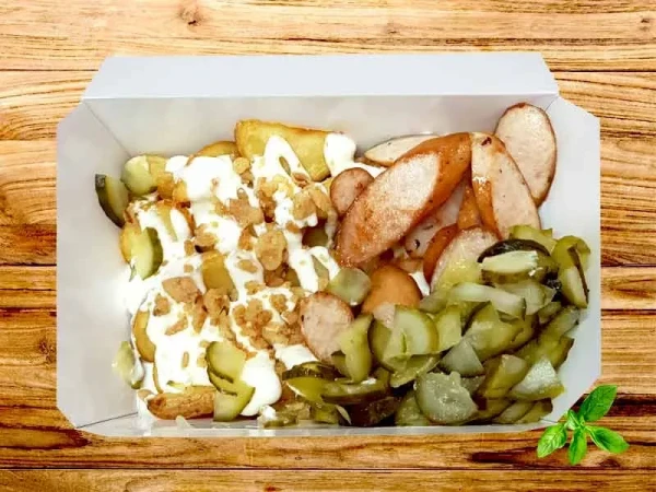 Картофельные дольки 150/200 с колбаской, маринованным огурчиком и соусом