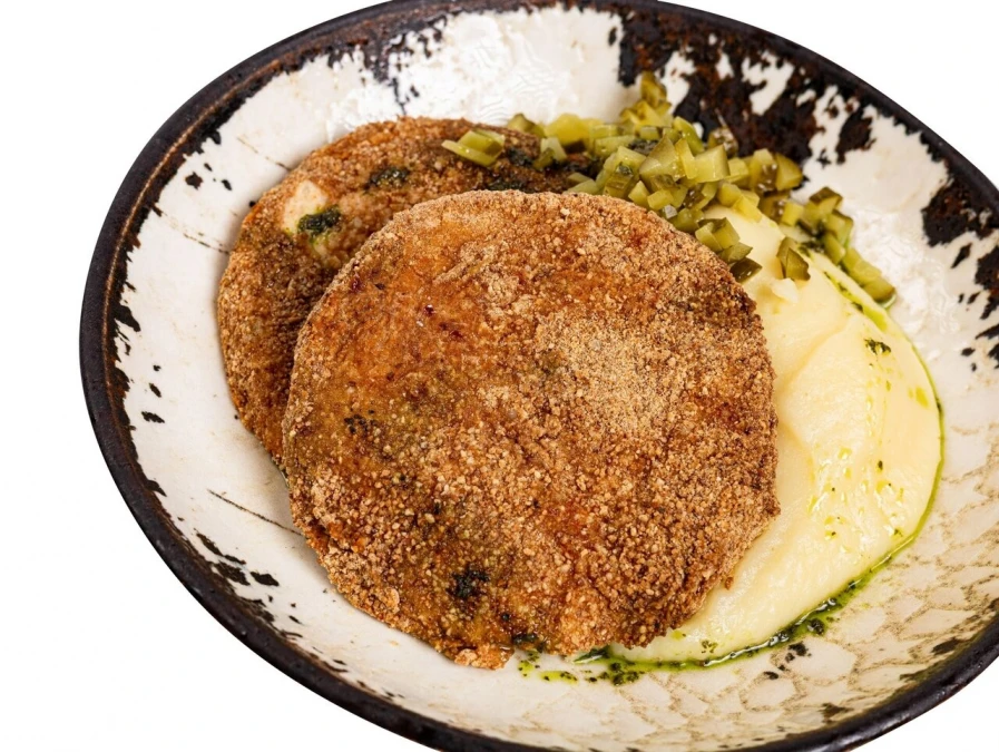 Котлеты куриные со свежими овощами и картофельным пюре
