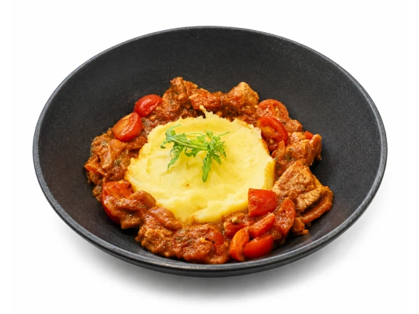 Куриное филе с тушёными овощами в томатном соусе 