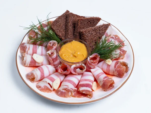 Сало с чесноком, горчицей и чёрным хлебом 