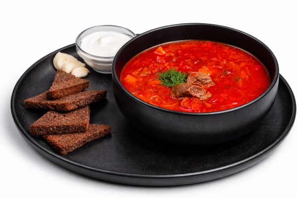 Борщ красный со сметаной, чесноком и салом