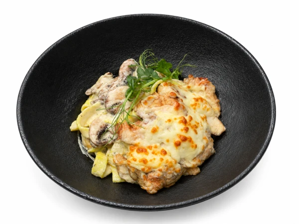С курицей, грибами и моцареллой