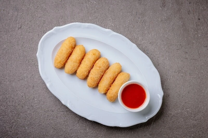 Сырные палочки с томатным соусом