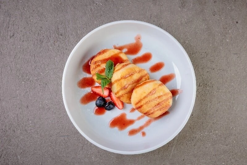 Сырники с клубничным кули