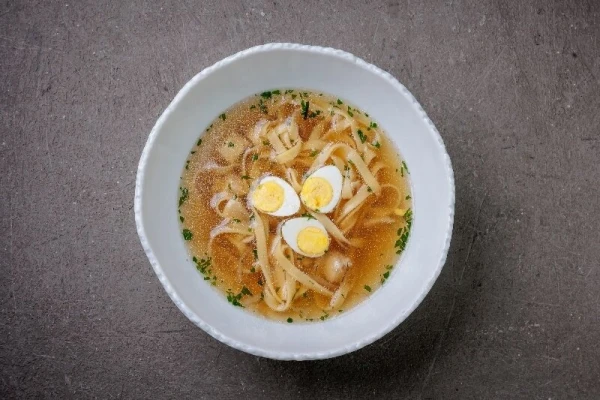 Домашняя лапша с курицей и перепелиным яйцом