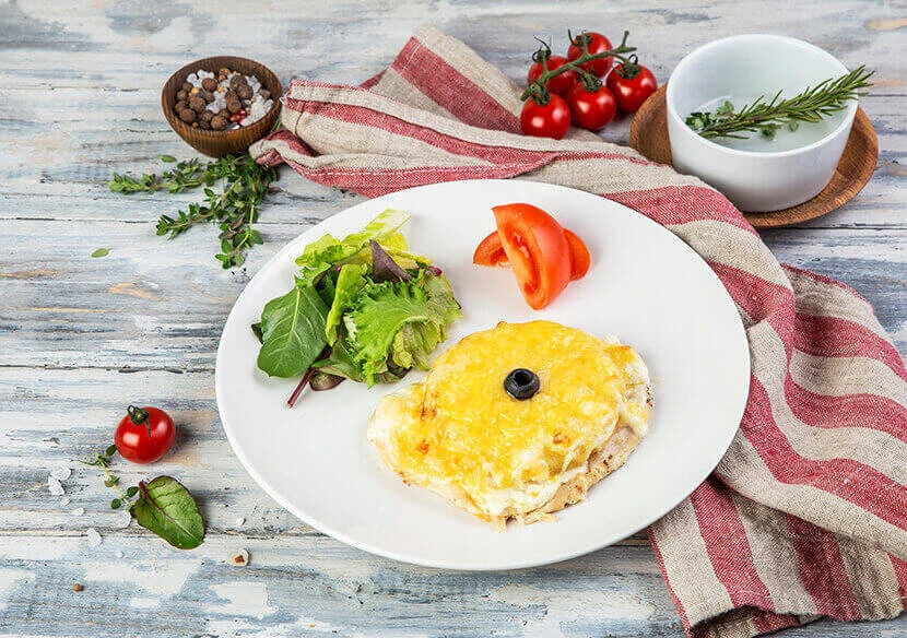 Отбивная из куриного филе с ананасами