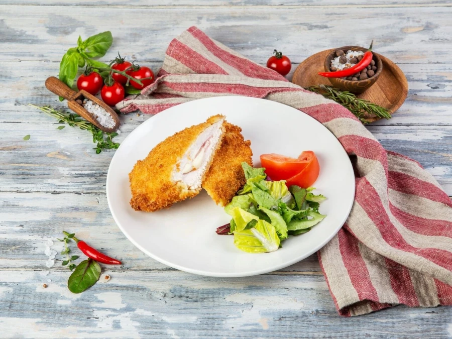 Отбивная из куриного филе кордон блю
