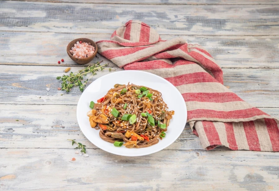 Соба с овощами и курицей