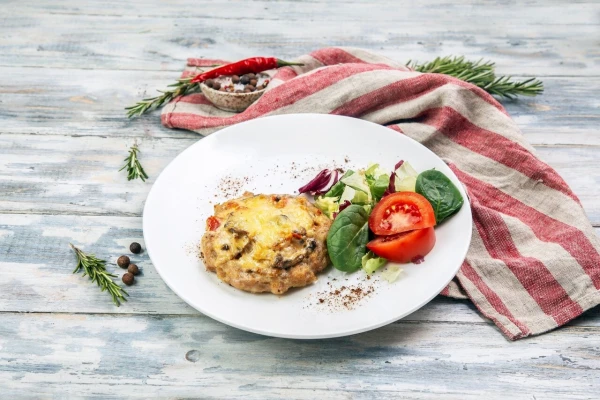 Куриные гнезда с помидором и грибами