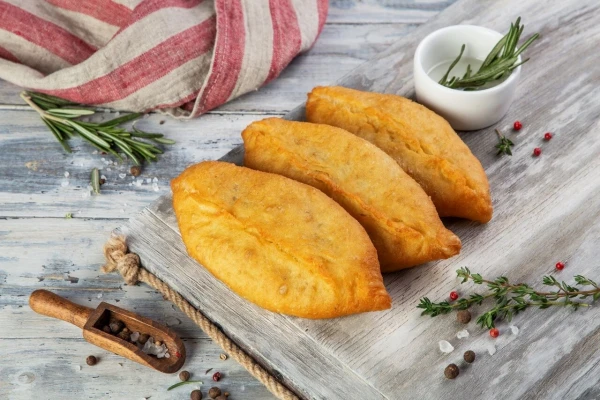 Пирожок с зеленым луком и яйцом 