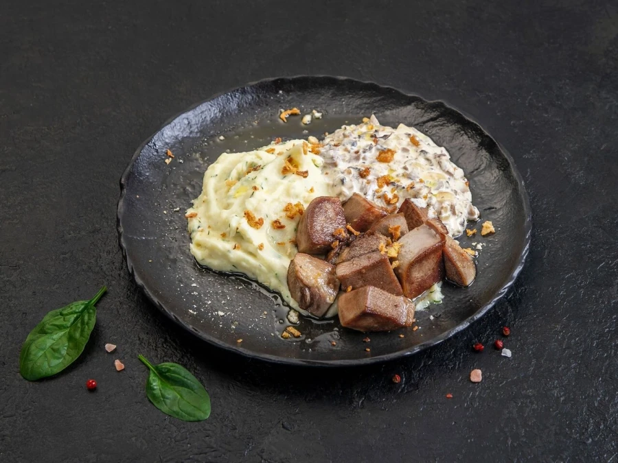 Картофель с телячьим языком и грибами 