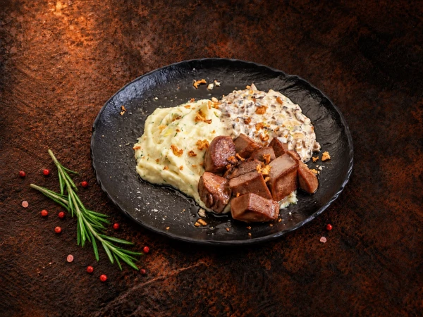 Картофель с телячьим языком и грибами 