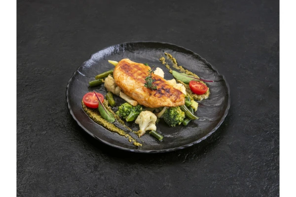 Куриная грудка гриль с паровыми овощами и соусом песто 