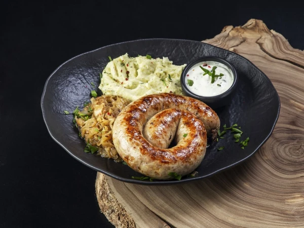 Жареная куриная колбаска с гарниром
