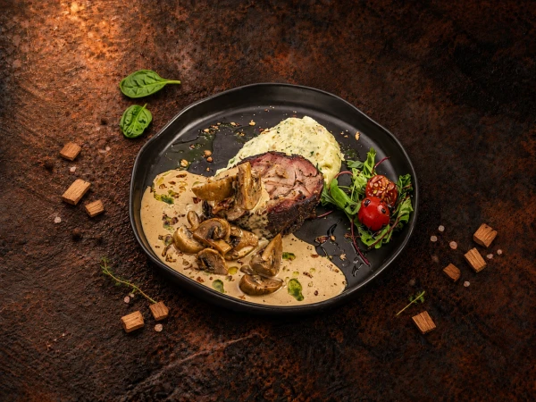 Кусочек мяса из смокера с картофельным пюре со сливочно-грибным соусом