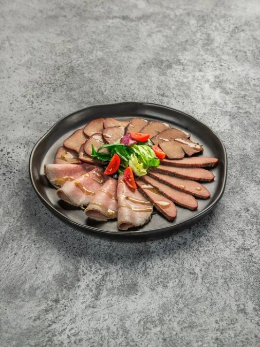 Тарелка мясных деликатесов