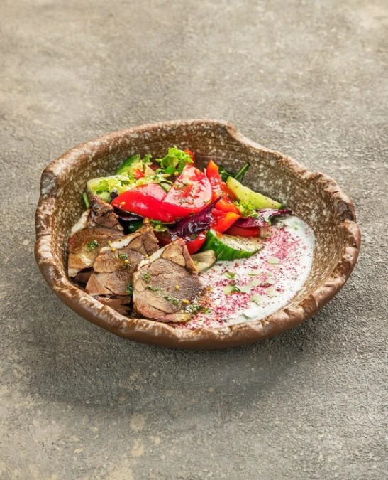 Салат с запеченным мясом ягненка и специей сумах