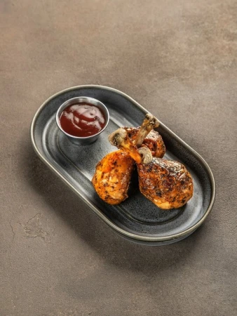 Голени цыпленка приготовленные в смокере с чили соусом BBQ