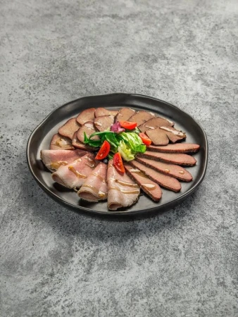 Тарелка мясных деликатесов