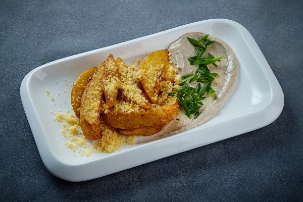 Картофель дольками с сыром "Пармезан" и соусом "Майо"
