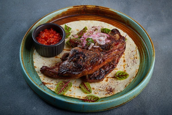 Баранья мякоть на кости с соусом "Аджика"