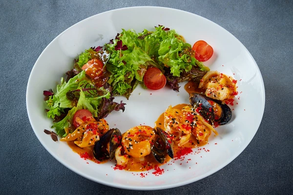 "Фирменный салат от Шефа" с морепродуктами"