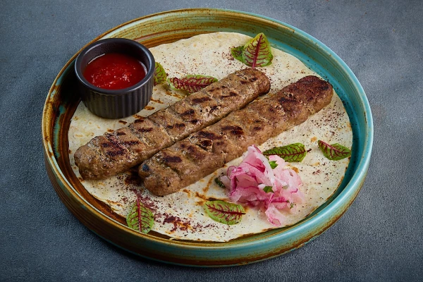 Люля-кебаб из говядины и соусом "Сальса"