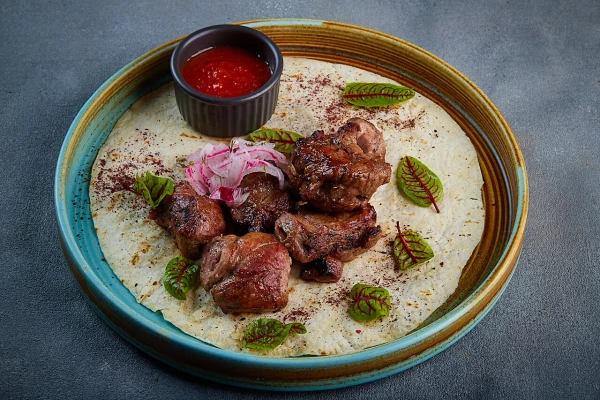 Шашлык из мякоти ягненка с луком ялта и соусом «Аджика»