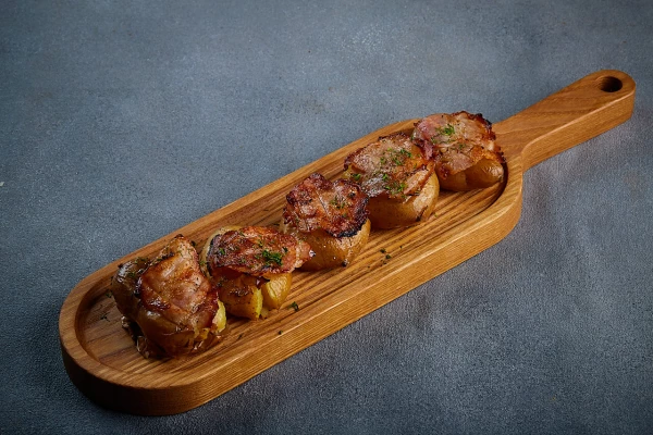 Картофель печенный в беконе