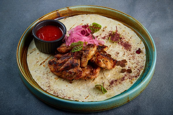 Шашлык куриный из бедра без кости с соусом "Томатный"