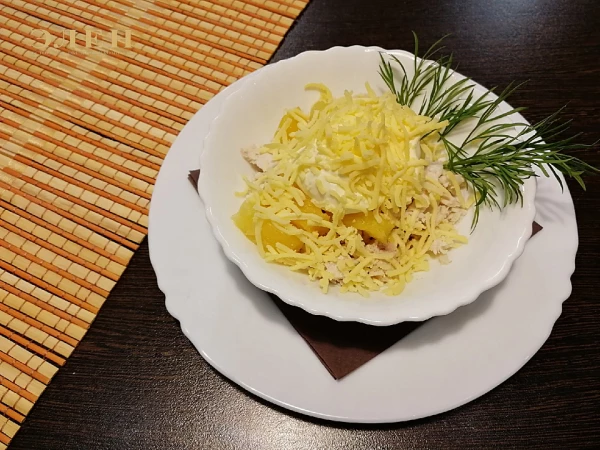 Салат "Реверанс" с курочкой и ананасом