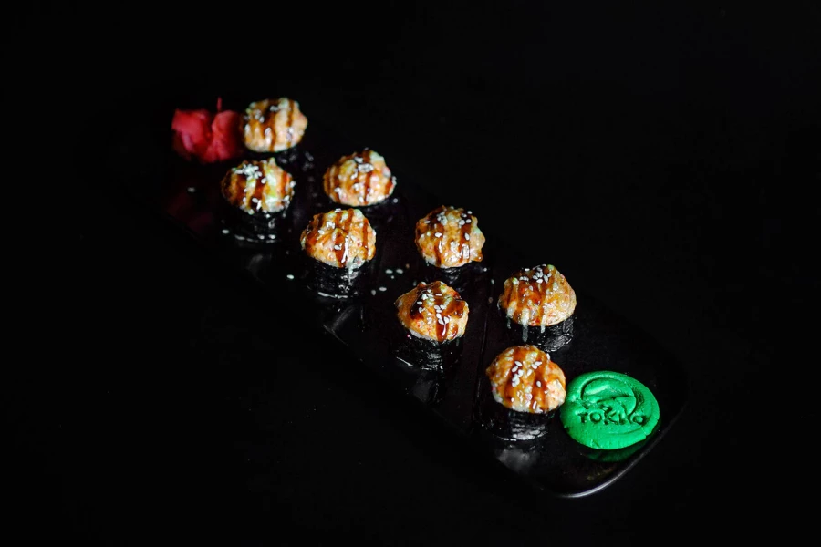 Запеченный ролл с форелью под соусом Унаги